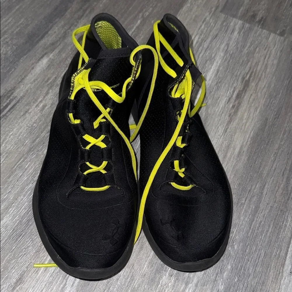UNDER ARMOR UNISEX Black and Yellow Athletic Shoes